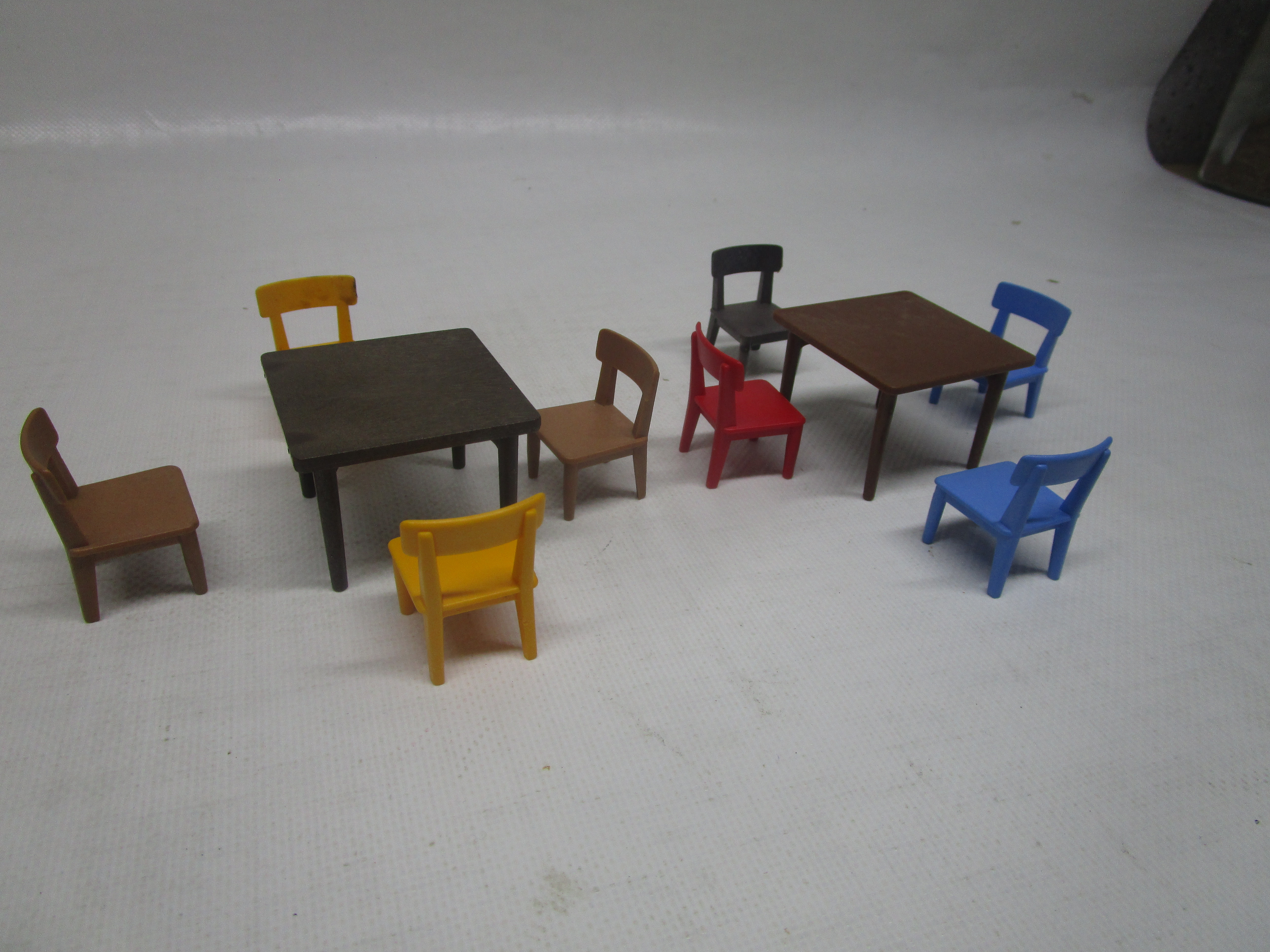 IMG_5460 Saloon Tische und Stühle